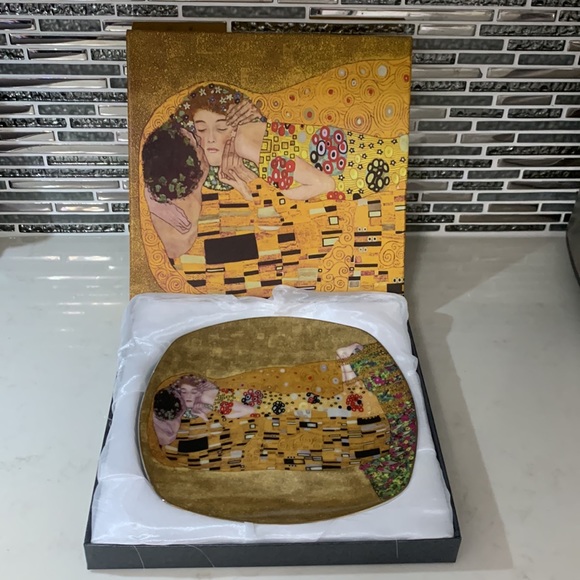 Gustav Klimt Art “ The Kiss “ Porcelain Plates - Picture 2 of 13